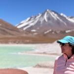 Viajante apreciando a vista panorâmica das Piedras Rojas no Deserto do Atacama sob um céu azul profundo.